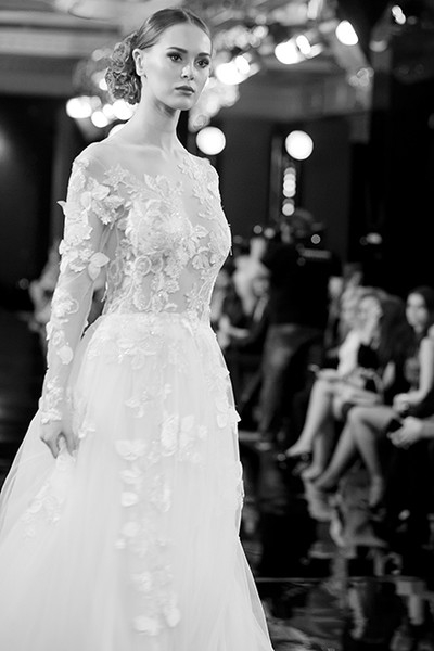 Анна Калашникова присматривает свадебное платье