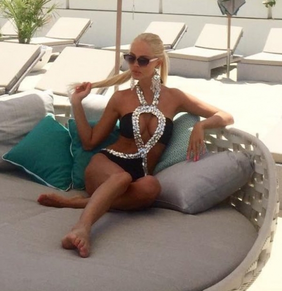 Мария Погребняк демонстрирует роскошные купальники и фигуру в ОАЭ