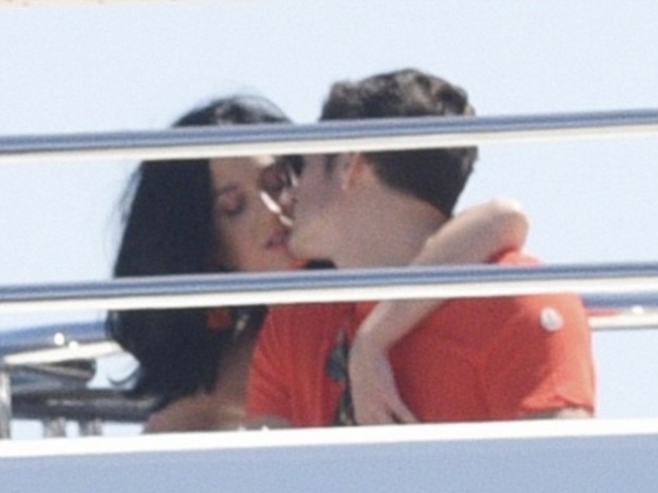 Орландо Блум и Кэти Перри целовались на яхте в Каннах