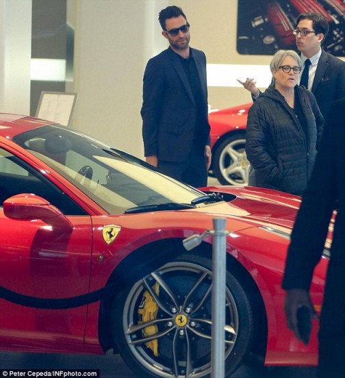 Адам Левин покупает Ferrari в подарок своей беременной жене
