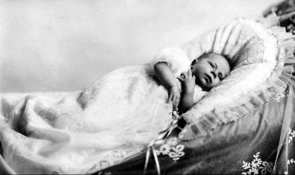 В Сеть попали детские фотографии Елизаветы ІІ