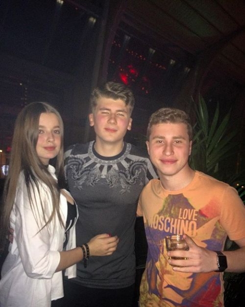 Саша Стриженова погуляла на 18-летии возлюбленного в клубе