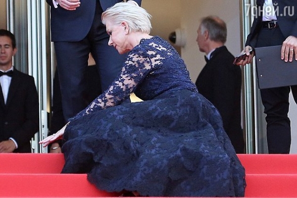 70-летняя Хелен Миррен упала на премьере в Каннах