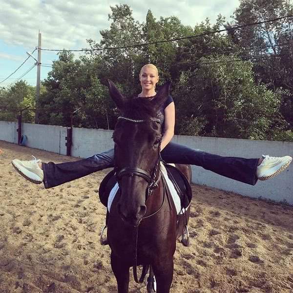 Анастасия Волочкова оседлала коня и внедорожник 
