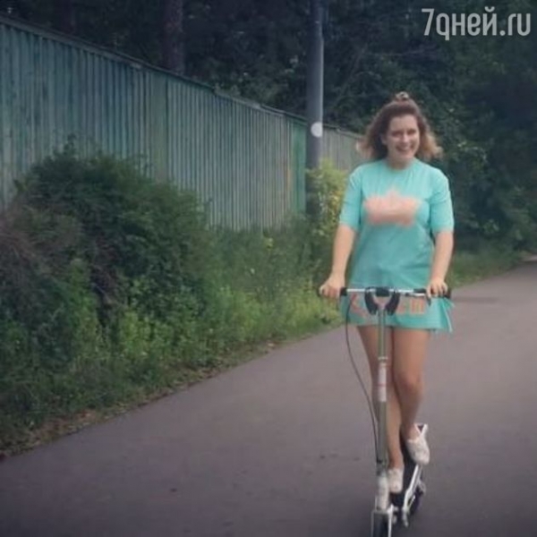 Анастасия Денисова разгоняет жирок на самокате 
