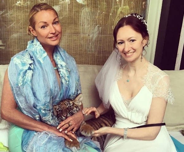 Анастасия Волочкова пришла на свадьбу помощницы без нижнего белья