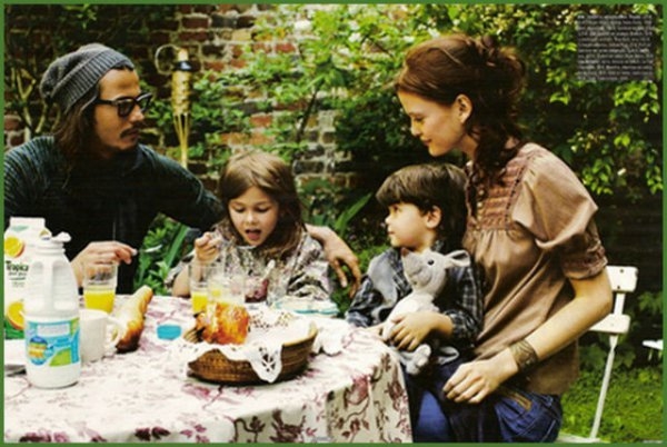 Джонни Депп уехал в отпуск с Ванессой Паради и с детьми