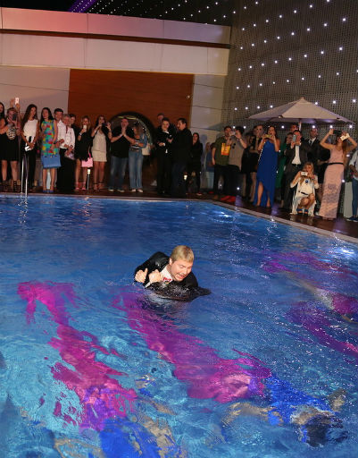 Григорий Лепс устроил жаркую вечеринку у бассейна