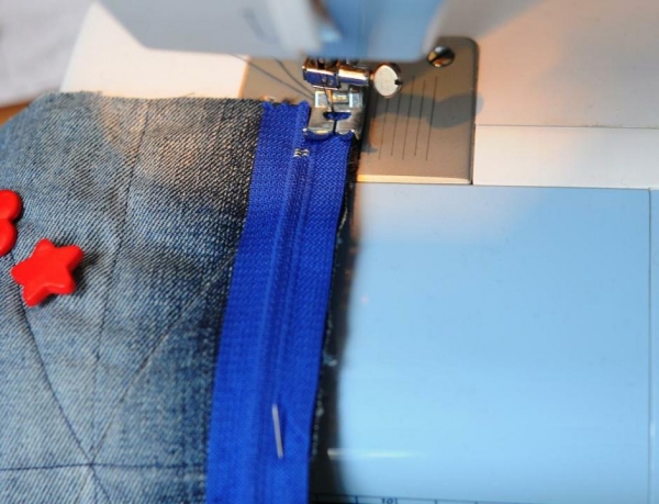 Как сделать пенал из старых джинсов
