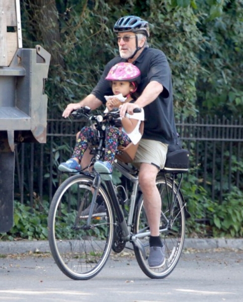 72-летний Роберт Де Ниро прокатился на велосипеде с дочкой