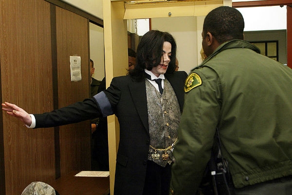 В особняке Майкла Джексона были найдены материалы с детской порнографией