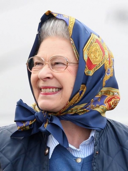Gucci показал скандальную пародию на королеву Елизавету II