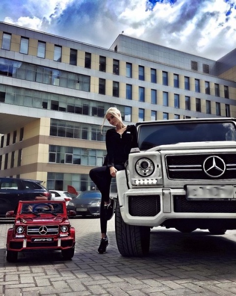 Алена Шишкова купила двухлетней дочери Mercedes алого цвета