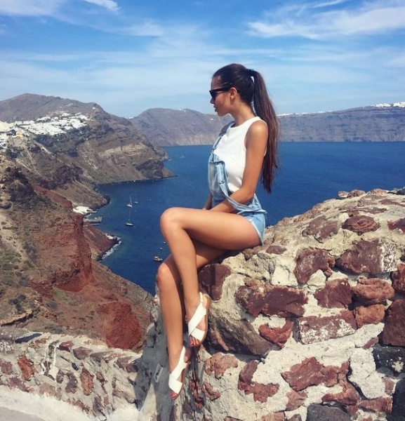 Вики Одинцова показала горячие снимки на отдыхе в Греции