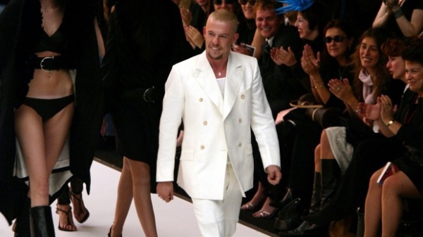 Бренд Alexander McQueen не поддерживает идею создания одежды из кожи его основателя