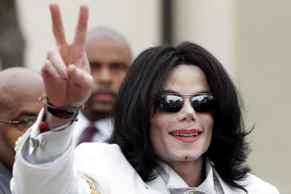 Майкл Джексон принимал гормонотерапию с 13 лет, чтобы его голос был выше