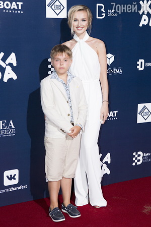Полина Гагарина впервые вышла с сыном на звездную дорожку