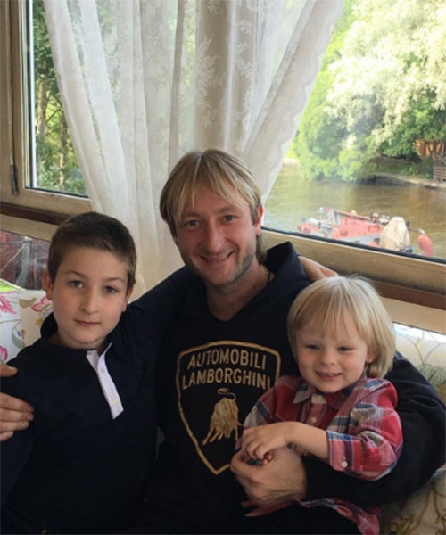 Евгений Плющенко с сыновьями отметил год со дня смерти мамы