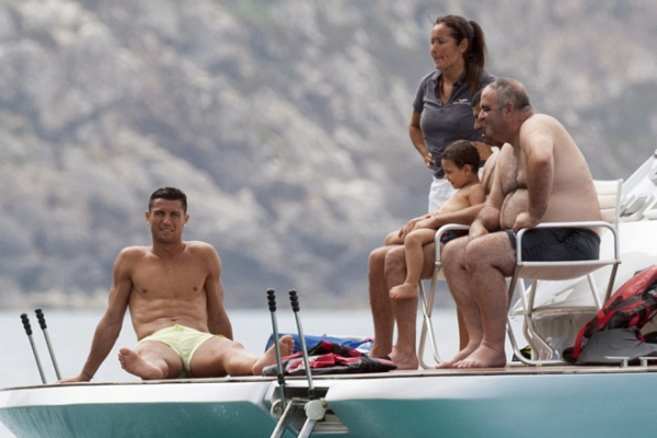 Заслуженный отпуск: Роналду на яхте с мамой и сыном