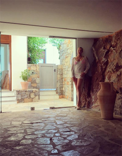 Анастасия Волочкова отдыхает на частной вилле в Греции