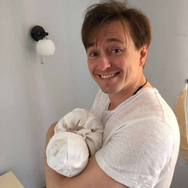 Сергей Безруков выложил в Инстаграм снимок своей новорожденной дочери