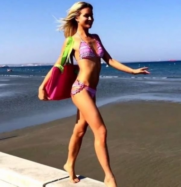 Марина Африкантова поразила похудевшей фигурой на отдыхе на Кипре