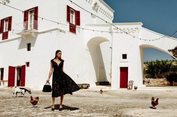 Ирина Шейк в колоритной фотосессии для Vogue