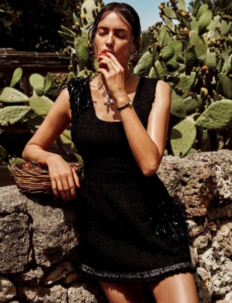 Ирина Шейк в колоритной фотосессии для Vogue