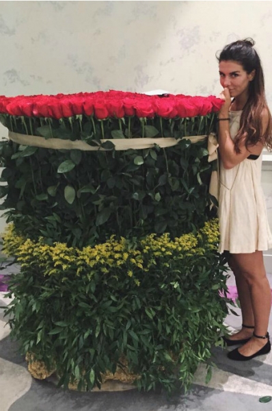 Жизнь как песня: Седоковой подарили «миллион алых роз»