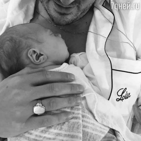 Лив Тайлер показала первое фото новорожденной дочки