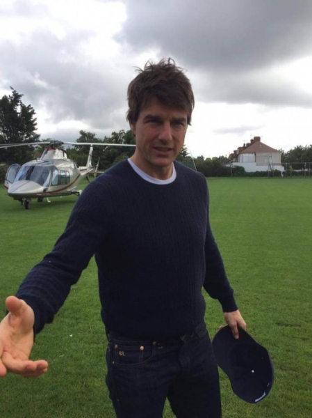 Том Круз посадил вертолёт на поле для крикета