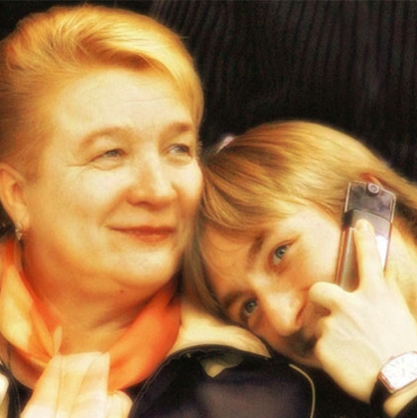 Евгений Плющенко с сыновьями отметил год со дня смерти мамы