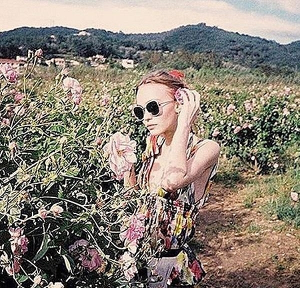 Лили-Роуз Депп выложила в Инстаграм кадры из новой рекламы Chanel №5