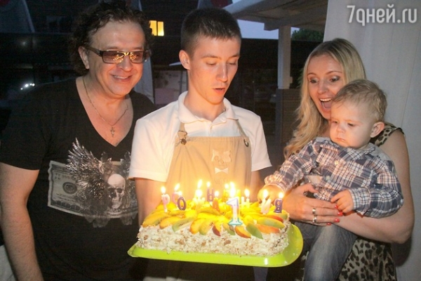 Рома Жуков отметил первый день рождения младшего сына