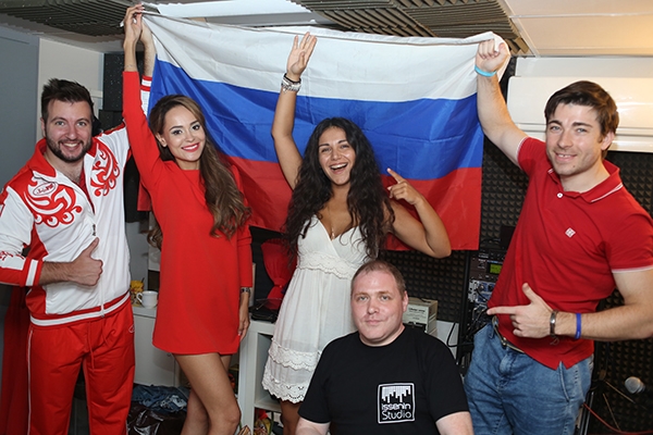Анна Калашникова записала жаркое видео в поддержку сборной России