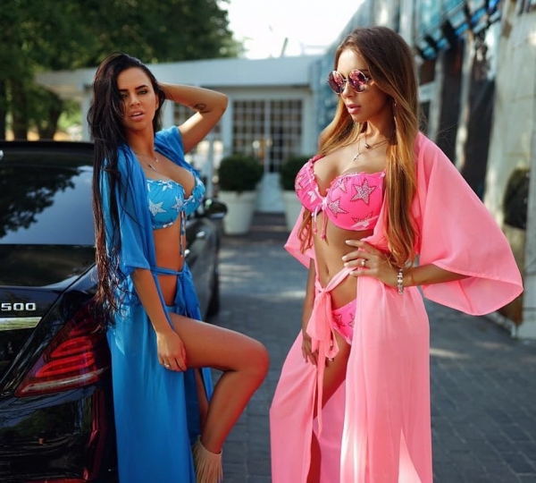 Виктория Романец и Анастасия Сорокина представили купальники от Modus Fashion