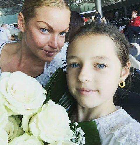 Анастасия Волочкова учит дочь позировать в бикини