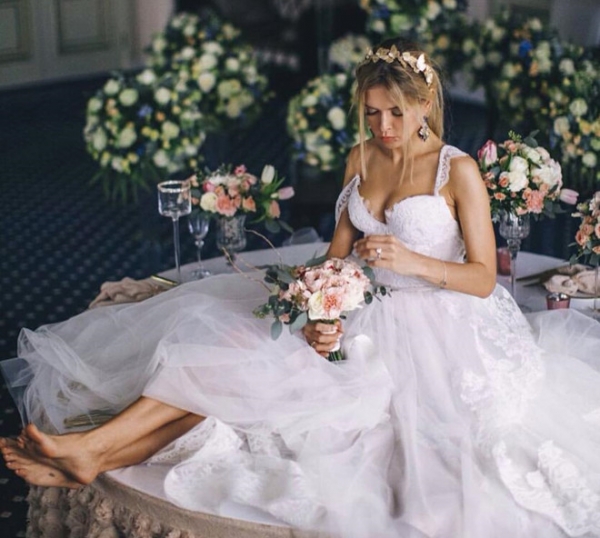 Брежнева показала самое сексуальное свадебное платье