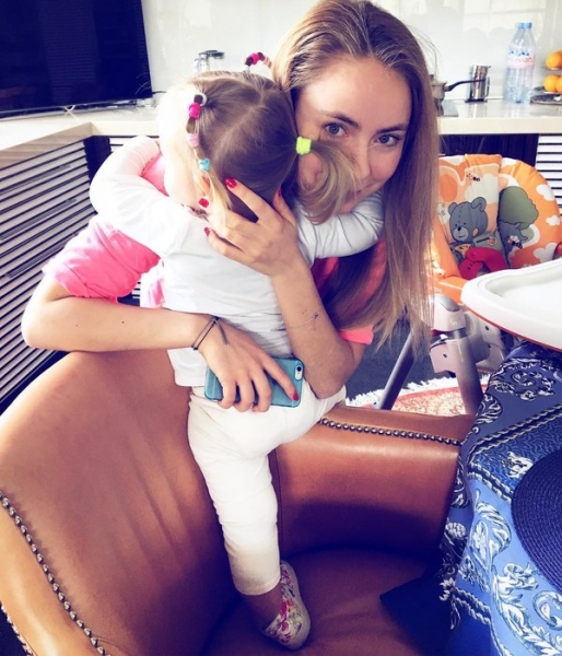 Татьяна Навка впервые показала лицо младшей дочери
