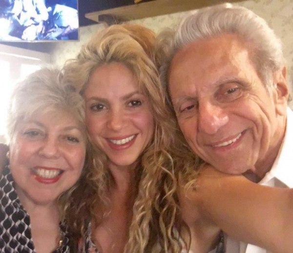 Шакира поздравила отца с юбилеем и опубликовала фото с родителями