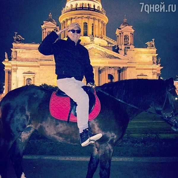 Александр Буйнов проехал верхом по ночному Петербургу