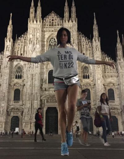 Настасья Самбурская заедает стресс в Италии