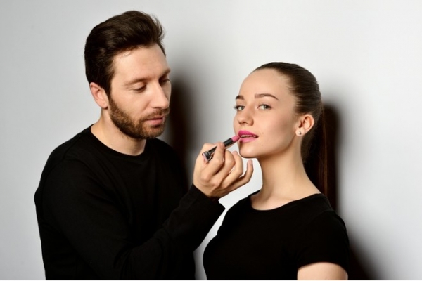 Визажист Юрий Столяров дает уроки макияжа в «Инстаграме»