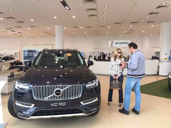 Избранник Даны Борисовой подарил ей машину за 5 миллионов