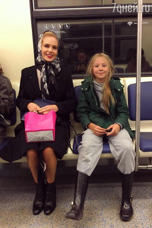 9-летняя дочка Глюк'оZы впервые прокатилась в общественном транспорте