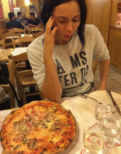 Настасья Самбурская заедает стресс в Италии