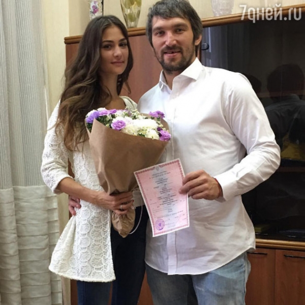 Супруга Александра Овечкина удивила выбором свадебного наряда