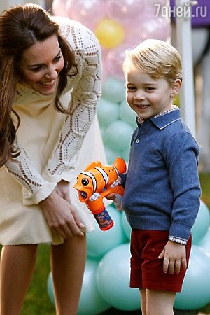 Герцогиня Кэтрин усадила 3-летнего сына за штурвал самолета