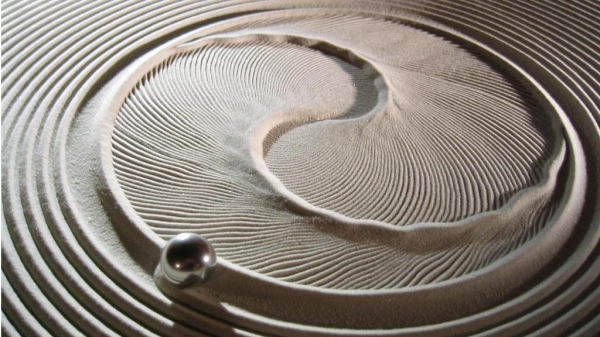 Потрясающий дизайнерский стол, который сам создает песчаные рисунки