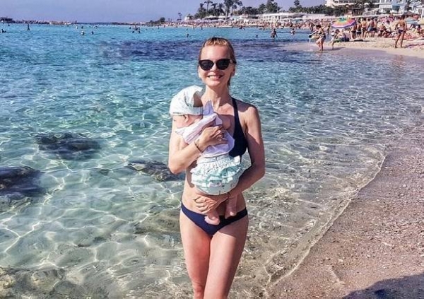 Елена Кулецкая выложила новое пляжное фото с дочкой